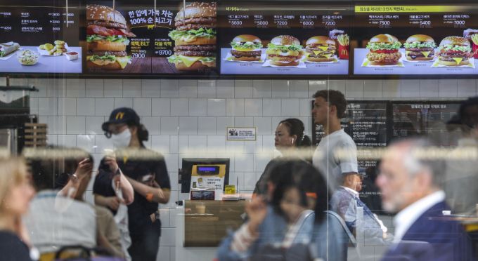 [서울=뉴시스] 정병혁 기자 = 26일 서울시내 맥도날드 매장에 메뉴 가격이 나타나 있다. 맥도날드가 다음달 2일부터 햄버거 메뉴를 최대 400원 인상한다. 맥도날드는 가격조정 계획을 통해 16개 품목을 대상으로 가격인상을 단행한다고 26일 밝혔다. 메뉴별 가격은 최소 100원에서 최대 400원 인상되며 전체 평균 인상률은 약 2.8%다. 2024.04.26. jhope@newsis.com /사진=정병혁
