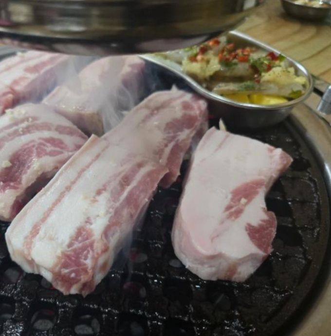 누리꾼 B씨는 주문한 삼겹살에 비계가 많이 나왔다며 '원래 흑돼지는 비계가 많아서 이런 건지 모르겠다'는 반응을 보였다./사진=온라인 커뮤니티 캡쳐