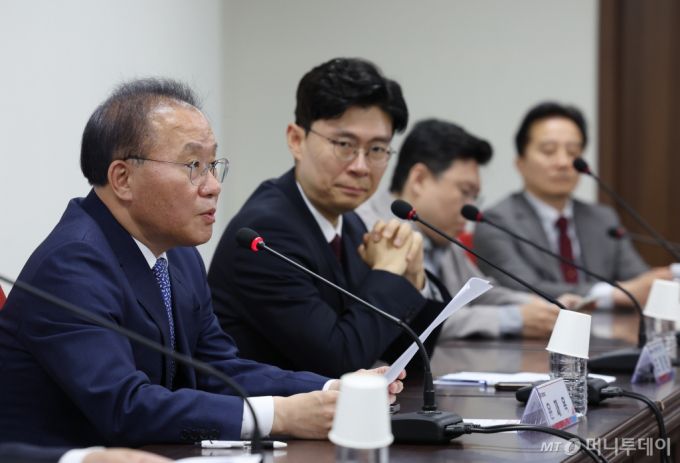 [서울=뉴시스] 고승민 기자 = 윤재옥 국민의힘 원내대표 겸 당대표 권한대행이 2일 서울 여의도 국민의힘 당사에서 열린 제22대 총선 백서 TF 전체회의에서 인사말을 하고 있다. 2024.05.02. kkssmm99@newsis.com /사진=고승민