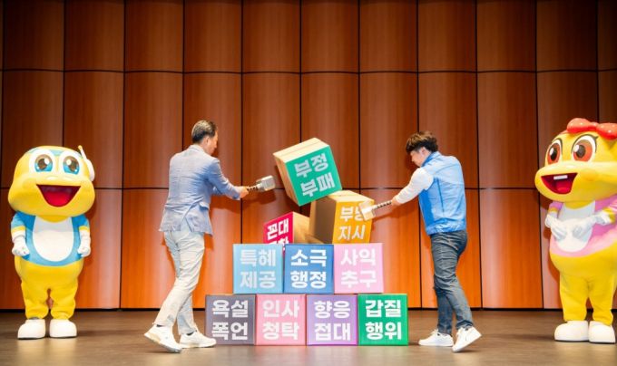 김장호 구미시장(왼쪽)이 곽병주 노조위원장과 함께 갑질 근절 퍼포먼스를 펼치고 있다./사진제공=구미시