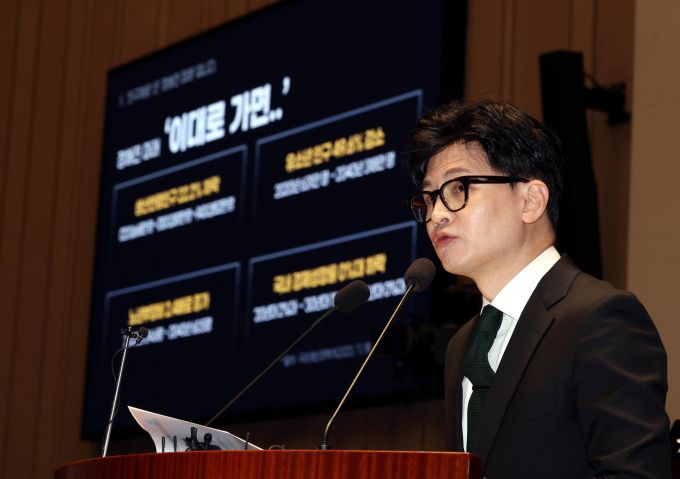 ▲한동훈 전 법무부 장관이 2023년 12월 6일 오후 서울 여의도 국회에서 열린 국민의힘 정책의원총회에서 ‘출입국·이민관리청 신설 방안’에 대해 설명하고 있다./사진=뉴시스