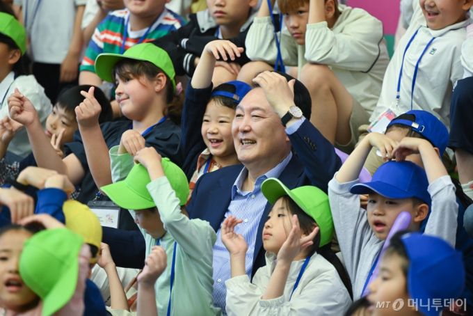 (서울=뉴스1) 안은나 기자 = 윤석열 대통령이 5일 제102회 어린이날을 맞아 청와대 연무관에서 열린 어린이 초청행사에 참석해 단체 기념 촬영을 하고 있다. (대통령실 제공) 2024.5.5/뉴스1  Copyright (C) 뉴스1. All rights reserved. 무단 전재 및 재배포,  AI학습 이용 금지. /사진=(서울=뉴스1) 안은나 기자