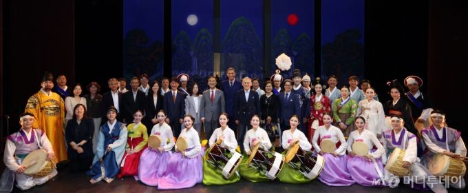 (서울=뉴스1) = 유인촌 문화체육관광부 장관이 4일(현지시간) 이탈리아 로마 아르젠티나 국립극장에서 열린 한국-이탈리아 상호문화교류의 해 개막행사에서 참가자들과 기념촬영을 하고 있다.(문화체육관광부 제공) 2024.5.5/뉴스1  Copyright (C) 뉴스1. All rights reserved. 무단 전재 및 재배포,  AI학습 이용 금지. /사진=(서울=뉴스1)