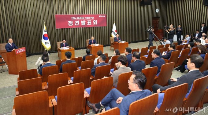 [서울=뉴시스] 조성우 기자 = 윤재옥(왼쪽) 국민의힘 원내대표가 8일 오후 서울 여의도 국회에서 열린 원내대표 선출을 위한 정견발표회에서 발언하고 있다. 2024.05.08. xconfind@newsis.com /사진=조성우