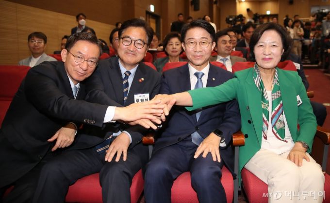 (서울=뉴스1) 임세영 기자 = 제22대 국회의장 후보인 추미애(오른쪽부터), 조정식, 우원식, 정성호가 3일 오전 서울 여의도 국회 의원회관에서 열린 '제22대 국회 더불어민주당 제1기 원내대표 선출 당선자 총회'에서 손을 잡고 기념촬영을 하고 있다. 2024.5.3/뉴스1  Copyright (C) 뉴스1. All rights reserved. 무단 전재 및 재배포,  AI학습 이용 금지. /사진=(서울=뉴스1) 임세영 기자