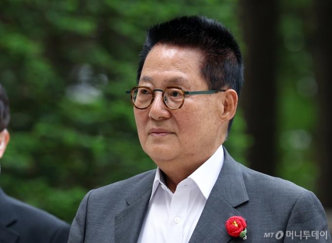 (서울=뉴스1) 박정호 기자 = 박지원 더불어민주당 당선인(전남 해남군완도군진도군)이 26일 오전 서울 서초구 서울중앙지법에서 열린 '서해 공무원 피살 사건' 관련 공판에 출석하고 있다. 2024.4.26/뉴스1  Copyright (C) 뉴스1. All rights reserved. 무단 전재 및 재배포,  AI학습 이용 금지. /사진=(서울=뉴스1) 박정호 기자