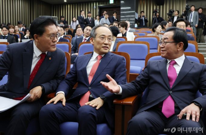 (서울=뉴스1) 송원영 기자 = 국민의힘 송석준(왼쪽부터), 추경호, 이종배 원내대표 후보자가 8일 서울 여의도 국회에서 열린 원내대표 선출을 위한 정견발표회에서 대화를 나누고 있다. (공동취재) 2024.5.8/뉴스1  Copyright (C) 뉴스1. All rights reserved. 무단 전재 및 재배포,  AI학습 이용 금지. /사진=(서울=뉴스1) 송원영 기자