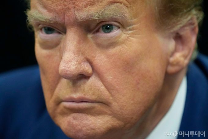 도널드 트럼프 전 미국 대통령이 지난달 30일 (현지시간) 뉴욕 맨해튼 형사법원에서 열린 '성 추문 입막음' 혐의에 대한 재판에 출석해 있는 모습. / AFP=뉴스1