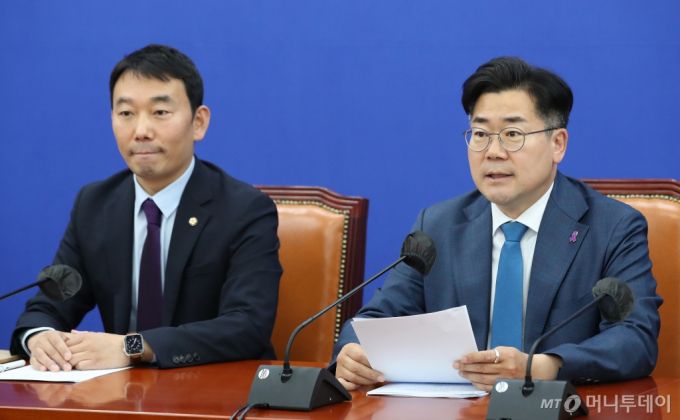 (서울=뉴스1) 임세영 기자 = 박찬대 더불어민주당 원내대표가 9일 오후 서울 여의도 국회에서 윤석열 대통령 취임 2주년 기자회견에 대한 긴급 입장 발표 기자회견을 하고 있다. 2024.5.4/뉴스1  Copyright (C) 뉴스1. All rights reserved. 무단 전재 및 재배포,  AI학습 이용 금지. /사진=(서울=뉴스1) 임세영 기자