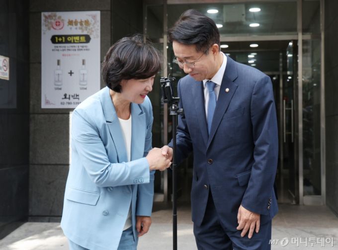 (서울=뉴스1) 임세영 기자 = 추미애·조정식 더불어민주당 소속 국회의장 후보가 12일 서울 여의도의 한 식당에서 국회의장 후보 단일화 논의를 위한 회동을 마치고 악수를 나누고 있다. (공동취재) 2024.5.12/뉴스1  Copyright (C) 뉴스1. All rights reserved. 무단 전재 및 재배포,  AI학습 이용 금지. /사진=(서울=뉴스1) 임세영 기자