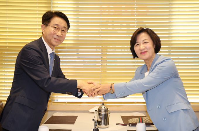 더불어민주당 추미애(오른쪽), 조정식 국회의장 후보가 12일 서울 여의도의 한 식당에서 국회의장 후보 단일화를 논의하기 위해 회동하고 있다. /사진=뉴시스