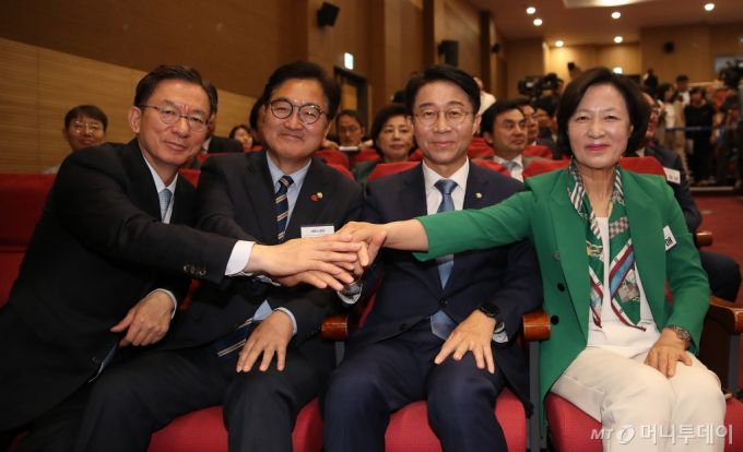 (서울=뉴스1) 임세영 기자 = 제22대 국회의장 후보인 추미애(오른쪽부터), 조정식, 우원식, 정성호가 3일 오전 서울 여의도 국회 의원회관에서 열린 '제22대 국회 더불어민주당 제1기 원내대표 선출 당선자 총회'에서 손을 잡고 기념촬영을 하고 있다. 2024.5.3/뉴스1  Copyright (C) 뉴스1. All rights reserved. 무단 전재 및 재배포,  AI학습 이용 금지. /사진=(서울=뉴스1) 임세영 기자