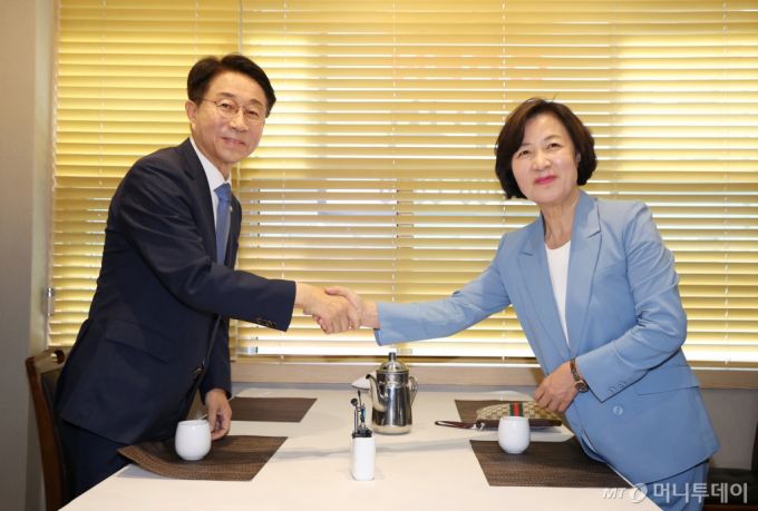 [서울=뉴시스] 고승민 기자 = 더불어민주당 추미애(오른쪽), 조정식 국회의장 후보가 12일 서울 여의도의 한 식당에서 국회의장 후보 단일화를 논의하기 위해 회동하고 있다. 2024.05.12. kkssmm99@newsis.com /사진=고승민