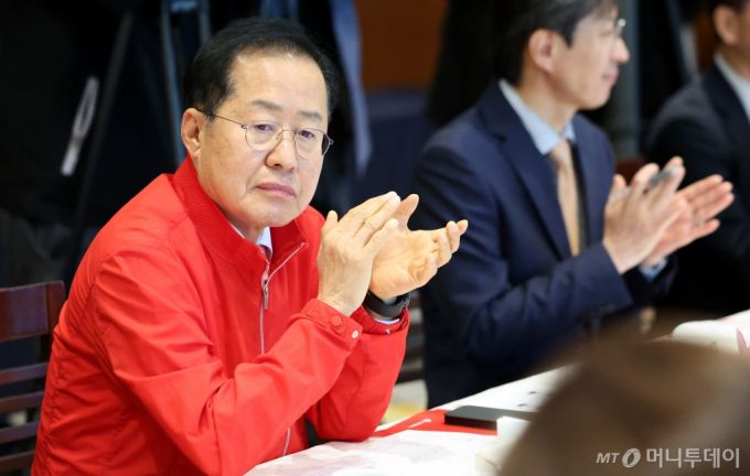 홍준표 대구시장이 10일 대구 수성구 만촌동 인터불고호텔에서 열린 ‘제22대 국회의원 당선인과의 간담회’에서 박수치고 있다. 2024.05.10. /사진=뉴시스 /사진=이무열