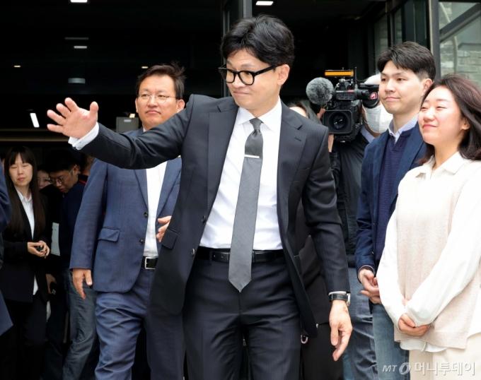 한동훈 국민의힘 비상대책위원장 겸 총괄선거대책위원장이 11일 오전 서울 여의도 중앙당사에서 위원장직 사퇴 입장을 밝힌 뒤 당사를 나서고 있다.(공동취재) 2024.4.11/사진=뉴스1 /사진=(서울=뉴스1) 구윤성 기자
