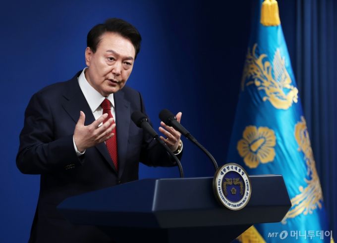 윤석열 대통령이 9일 용산 대통령실 청사 브리핑룸에서 열린 취임 2주년 기자회견에서 취재진의 질문에 답하고 있다. /사진=뉴스1