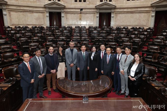 [서울=뉴시스] 조성우 기자 = 김진표(왼쪽 여섯 번째) 국회의장과 여야 의원들이 13일(현지시각) 아르헨티나 국회의사당 하원 본회의장에서 마르틴 메넴 하원의장을 비롯한 하원 의원들과 기념촬영을 하고 있다. (사진=국회의장실 제공) 2024.05.14. photo@newsis.com *재판매 및 DB 금지 /사진=