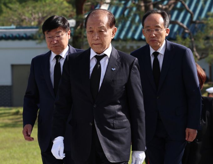 (서울=뉴스1) 구윤성 기자 = 국민의힘 황우여 비상대책위원장과 추경호 원내대표가 14일 오전 국립서울현충원을 참배하기 위해 현충탑으로 향하고 있다. 2024.5.14/뉴스1  Copyright (C) 뉴스1. All rights reserved. 무단 전재 및 재배포,  AI학습 이용 금지. /사진=(서울=뉴스1) 구윤성 기자