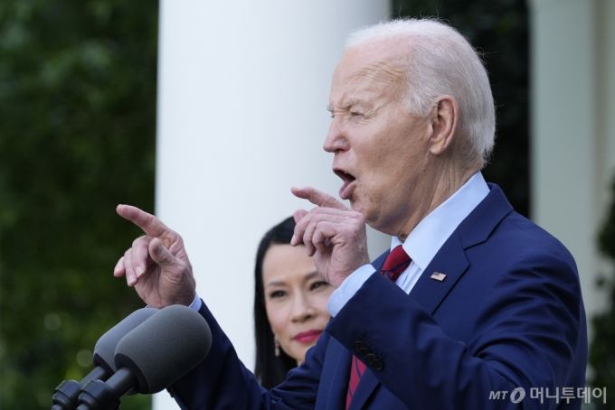 [워싱턴=AP/뉴시스] 조 바이든 미국 대통령이 13일(현지시각) 백악관 로즈가든에서 열린 아시아·태평양계 미국인 초청 행사 중 발언하고 있다. 바이든 대통령은 '아시아·하와이 원주민·태평양 제도 주민(AANHPI) 유산의 달'을 맞아 열린 행사에서 "내 전임자(도널드 트럼프 전 대통령)는 일부만을 위한 나라를 원하지만 우리는 우리 모두를 위한 미국을 원한다"라고 강조했다. 2024.05.14. /사진=민경찬