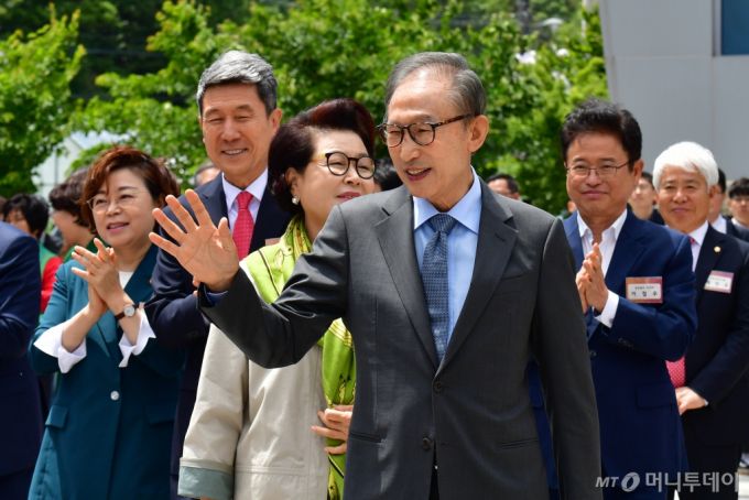 (포항=뉴스1) 최창호 기자 = 이명박 전 대통령이 16일 고향마을인 경북 포항시 북구 흥해읍 덕실 마을에서 자신을 환영하는 마을 주민들에게 손을 흔들어 인사하고 하고 있다. 2024.5.16/뉴스1  Copyright (C) 뉴스1. All rights reserved. 무단 전재 및 재배포,  AI학습 이용 금지. /사진=(포항=뉴스1) 최창호 기자