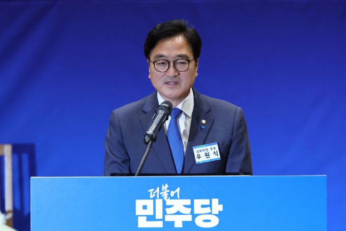 우원식 더불어민주당 의원이 16일 오전 서울 여의도 국회 의원회관에서 열린 제22대 국회 전반기 국회의장단 후보 선출 당선자 총회에서 국회의장 후보로 선출된 뒤 수락연설을 하고 있다. /사진=뉴시스