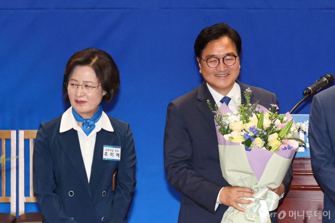 [서울=뉴시스] 권창회 기자 = 우원식 더불어민주당 의원이 16일 오전 서울 여의도 국회 의원회관에서 열린 제22대 국회 전반기 국회의장단 후보 선출 당선자 총회에서 국회의장 후보로 선출된 뒤 미소짓고 있다. 2024.05.16. kch0523@newsis.com /사진=권창회