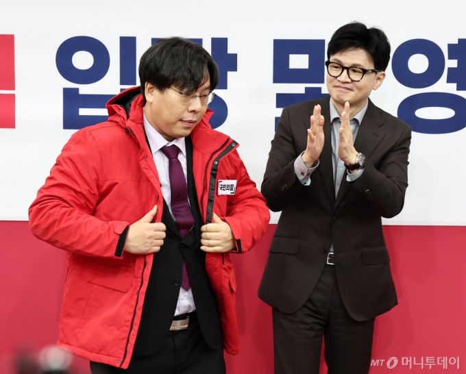 한동훈 국민의힘 비상대책위원장이 8일 오전 서울 여의도 국회에서 열린 인재영입위원회 입당 및 영입 환영식에서 학교폭력 전문 변호사인 박상수 변호사에게 당 점퍼를 입혀주고 있다. 2024.1.8/사진=뉴스1