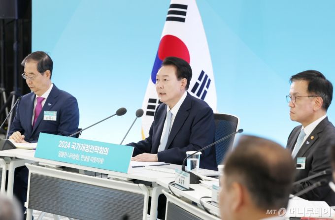 [세종=뉴시스] 전신 기자 = 윤석열 대통령이 17일 정부세종청사에서 열린 2024 국가재정전략회의에서 발언하고 있다. (대통령실통신사진기자단) 2024.05.17. photo1006@newsis.com /사진=전신