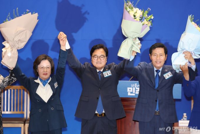 [서울=뉴시스] 권창회 기자 = 우원식 더불어민주당 의원과 이학영 의원이 16일 오전 서울 여의도 국회 의원회관에서 열린 제22대 국회 전반기 국회의장단 후보 선출 당선자 총회에서 국회의장-부의장 후보로 선출된 뒤 손을 맞잡고 있다. 왼쪽은 추미애 당선인. 2024.05.16. kch0523@newsis.com /사진=권창회