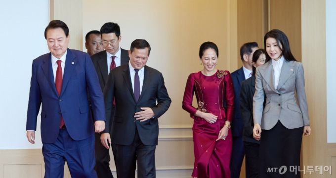 [서울=뉴시스] 윤석열 대통령과 부인 김건희 여사가 16일 서울 용산 대통령실 청사에서 열린 공식 오찬을 마친 뒤 훈 마넷 캄보디아 총리 내외를 환송하고 있다.  김 여사는 지난해 12월 15일 윤 대통령의 네덜란드 국빈 방문 동행 이후 153일 만의 공개 일정이다. (사진=대통령실 제공) 2024.05.16. photo@newsis.com *재판매 및 DB 금지 /사진=전신