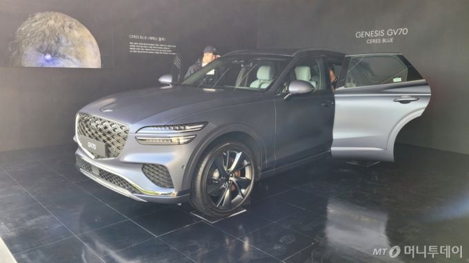 지난 17일 경기 용인 '제네시스 수지'. 외장 색상 '세레스 블루'(무광)가 적용된 GV70 부분 변경 모델./사진=김도균 기자