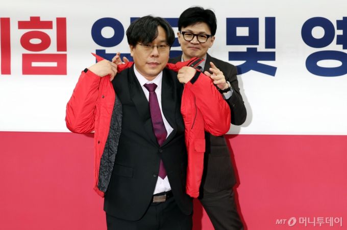 한동훈 국민의힘 비상대책위원장이 8일 오전 서울 여의도 국회에서 열린 인재영입위원회 입당 및 영입환영식에서 박상수 변호사에게 당 점퍼를 입혀주고 있다. 2024.01.08. /사진=뉴시스 /사진=조성봉