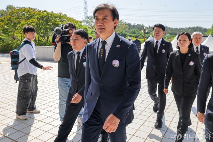 (광주=뉴스1) 안은나 기자 = 조국 조국혁신당 대표가 18일 광주 북구 국립 5·18민주묘지에서 열린 5·18민주화운동 제44주년 기념식에 입장하고 있다. 2024.5.17/뉴스1  Copyright (C) 뉴스1. All rights reserved. 무단 전재 및 재배포,  AI학습 이용 금지. /사진=(광주=뉴스1) 안은나 기자