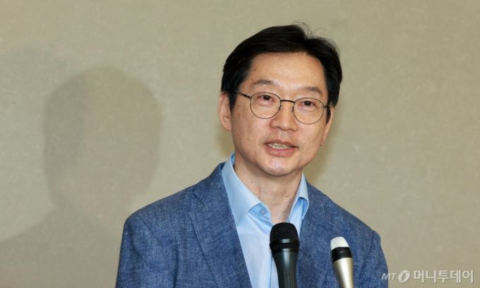 [인천공항=뉴시스] 고범준 기자 = 영국에서 체류 중인 김경수 전 경남도지사가 19일 오후 인천국제공항 제2여객터미널을 통해 귀국해 취재진 질문에 답변하고 있다.   김 전 지사는 오는 23일 경남 김해 봉하마을에서 열릴 고 노무현 전 대통령 서거 15주기 추도식 참석을 위해 국내로 잠시 돌아왔다. 2024.05.19. bjko@newsis.com /사진=고범준