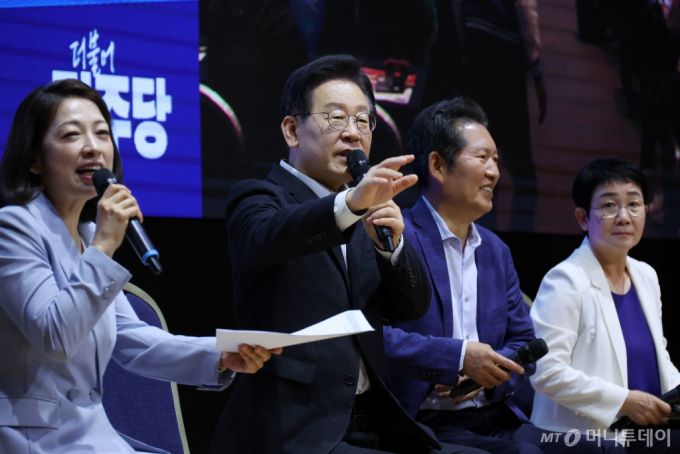 [대전=뉴시스] 조성우 기자 = 이재명 더불어민주당 대표가 19일 오후 대전 유성구 대전컨벤션센터에서 열린 '당원과 함께-민주당이 합니다' 충청편 행사에서 당원들과 대화하고 있다. 오른쪽은 정청래 최고위원. 2024.05.19. xconfind@newsis.com /사진=조성우