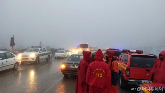 에브라힘 라이시 이란 대통령이 탑승한 헬리콥터가 19일(현지시간) 동아제르바이잔주 브라진과 아르데리쉬 사이 디즈마르 산악 지역에 불시착해 수색대원들이 수색을 벌이고 있다. /로이터=뉴스1