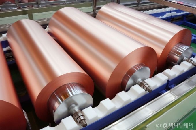 롯데에너지머티리얼즈 동박 제품 사진/사진제공=롯데에너지머티리얼즈