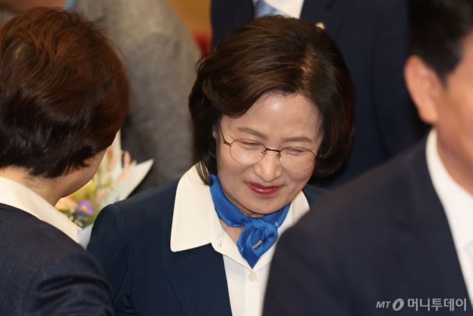 [서울=뉴시스] 권창회 기자 = 추미애 더불어민주당 당선인이 16일 오전 서울 여의도 국회 의원회관에서 열린 제22대 국회 전반기 국회의장단 후보 선출 당선자 총회에서 국회의장 후보에 떨어진 뒤 자리를 이동하고 있다. 2024.05.16. kch0523@newsis.com /사진=권창회