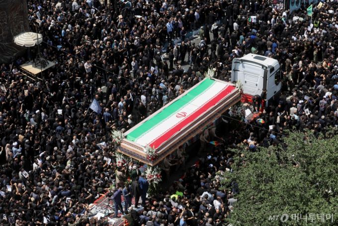 22일(현지시간) 이란 테헤란에서 에브라힘 라이시 대통령과 호세인 아미르 압돌라히안 외무장관의 장례식이 치러진 가운데 조문객들이 빼곡히 자리를 메웠다. 2024.05.22/  ⓒ 로이터=뉴스1