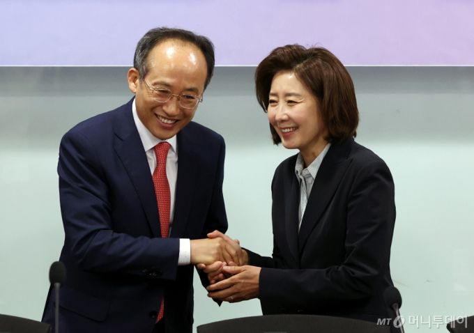 국민의힘 추경호 원내대표, 나경원 당선인이 16일 서울 여의도 국회 의원회관에서 열린 '대한민국의 지속 가능한 내일을 위한 저출산과 연금개혁 세미나'에서 인사를 하고 있다. 2024.05.16. /사진=뉴시스