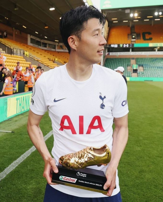 축구선수 손흥민이 2022년 5월 23일 영국 프로축구 프리미어리그(EPL) 득점왕에 오른 후 EPL 득점왕 트로피인 '골든부트'와 함께 포즈를 취했다./사진=손흥민 인스타그램