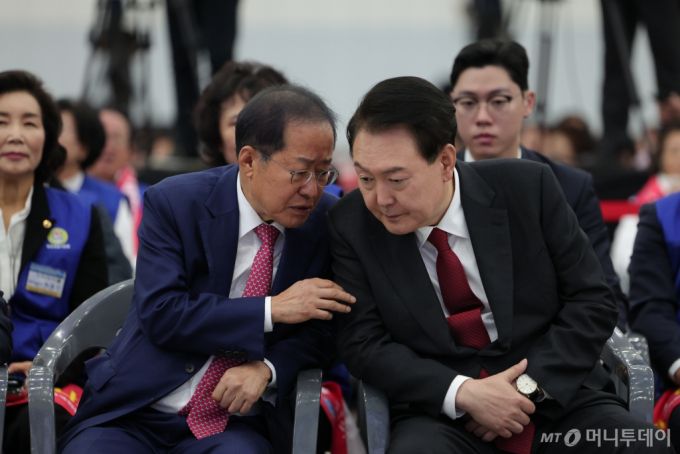 윤석열 대통령이 7일 대구 북구 엑스코에서 열린 2023년 바르게살기운동 전국회원대회에서 홍준표 대구시장과 대화를 나누고 있다. (사진=대통령실 제공) 2023.11.07. /사진=뉴시스