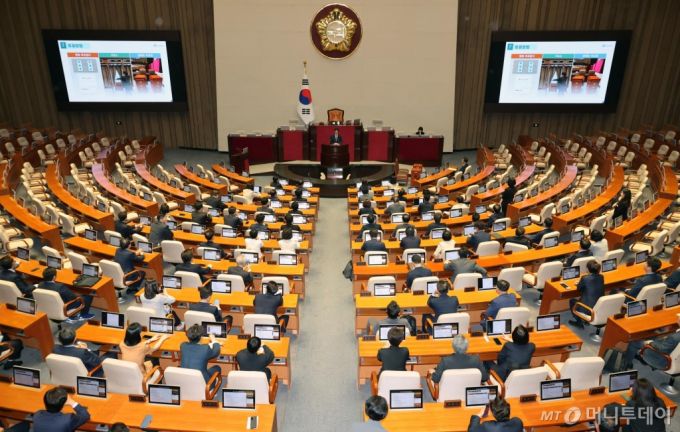 [서울=뉴시스] 조성우 기자 = 제22대 국회 여야 초선 당선자들이 21일 오후 서울 여의도 국회 본회의장에서 본회의 진행과 관련된 교육을 받고 있다. 2024.05.21. xconfind@newsis.com /사진=조성우