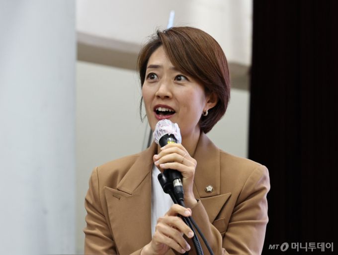 [서울=뉴시스] 김금보 기자 = 고민정 더불어민주당 국회의원이 30일 오후 서울 구로구 성공회대학교에서 열린 '성공회대학교 개교 110주년 기념식'에서 축사를 하고 있다. 2024.04.30. kgb@newsis.com /사진=김금보