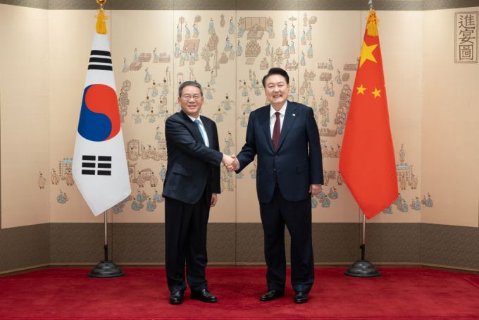 (서울=뉴스1) 오대일 기자 = 윤석열 대통령이 26일 용산 대통령실 청사에서 리창 중국 총리를 영접한 후 기념촬영을 하고 있다. (대통령실 제공) 2024.5.26/뉴스1  Copyright (C) 뉴스1. All rights reserved. 무단 전재 및 재배포,  AI학습 이용 금지. /사진=(서울=뉴스1) 오대일 기자