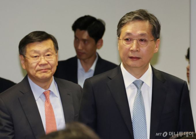 윤영빈 우주항공청장(오른쪽)과 존 리 우주항공청 임무본부장(왼쪽)이 지난 2일 서울에서 열린 기자간담회에 입장하고 있다. /사진=뉴시스