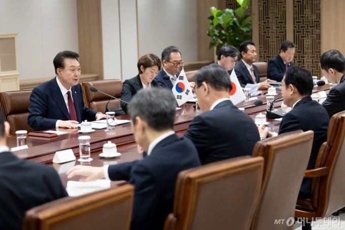 [서울=뉴시스] 윤석열 대통령이 26일 서울 용산 대통령실 청사에서 기시다 후미오 일본 총리와 한일 정상회담을 하고 있다. (사진=대통령실 제공) 2024.05.26. photo@newsis.com /사진=전신