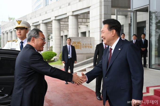 [서울=뉴시스] 윤석열 대통령이 26일 서울 용산 대통령실 청사 앞에서 리창 중국 국무원 총리와 만나 악수하고 있다. (사진=대통령실 제공) 2024.05.26. photo@newsis.com  *재판매 및 DB 금지 /사진=전신