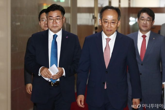 (서울=뉴스1) 이광호 기자 = 추경호 국민의힘 원내대표(오른쪽)와 박찬대 더불어민주당 원내대표가 27일 오전 서울 여의도 국회의장실에서 여야 원내대표 회동을 마치고 의장실을 나서고 있다. 2024.5.27/뉴스1  Copyright (C) 뉴스1. All rights reserved. 무단 전재 및 재배포,  AI학습 이용 금지. /사진=(서울=뉴스1) 이광호 기자