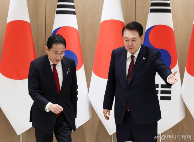 [서울=뉴시스] 전신 기자 = 윤석열 대통령이 26일 서울 용산 대통령실 청사에서 열린 한일 정상회담에 앞서 기시다 후미오 일본 총리와 악수한 뒤 자리를 안내하고 있다. (대통령실통신사진기자단) 2024.05.26. photo1006@newsis.com /사진=전신